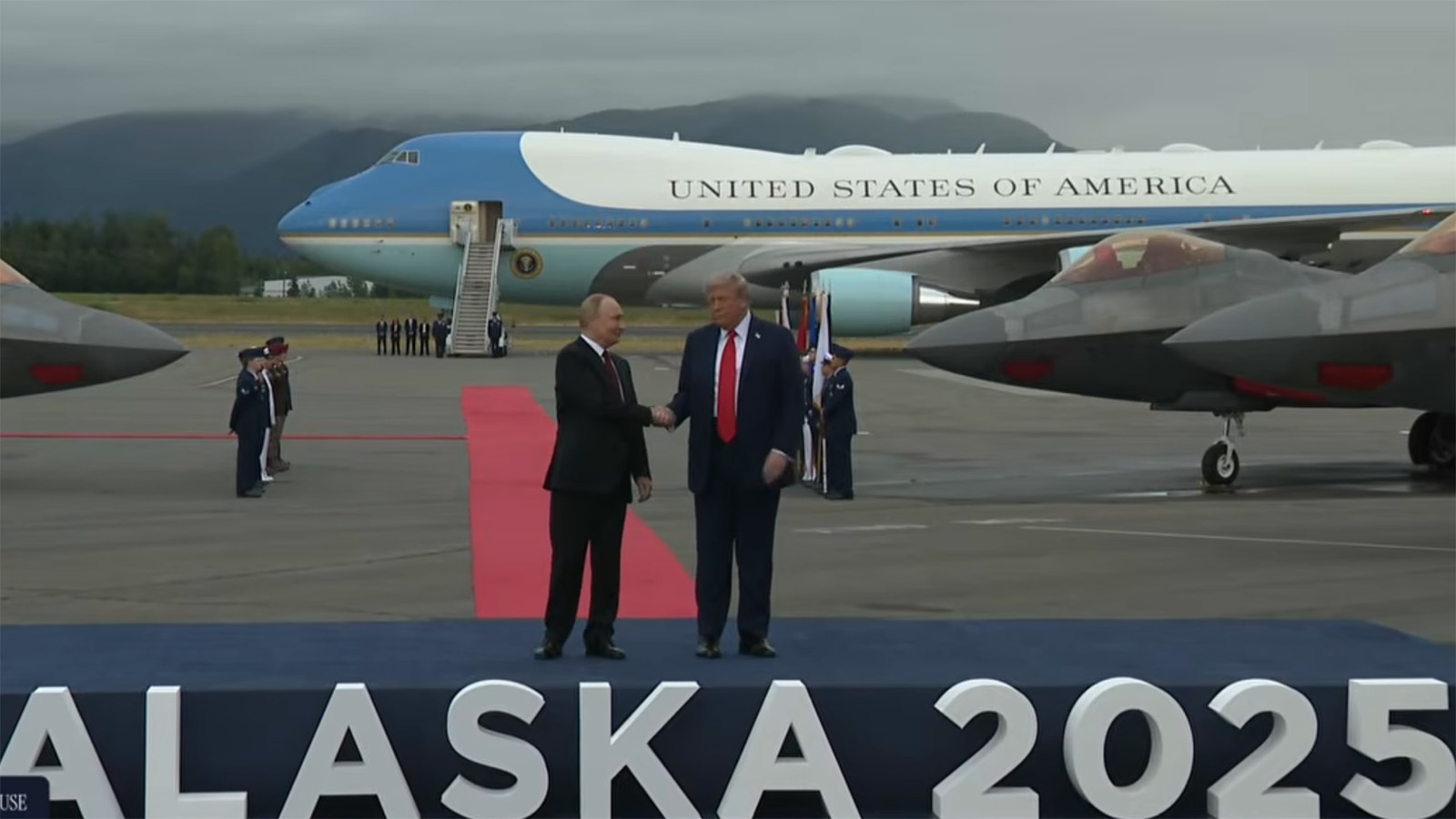 Trump trifft auf Putin in Alaska - Handshake bei Ankunft