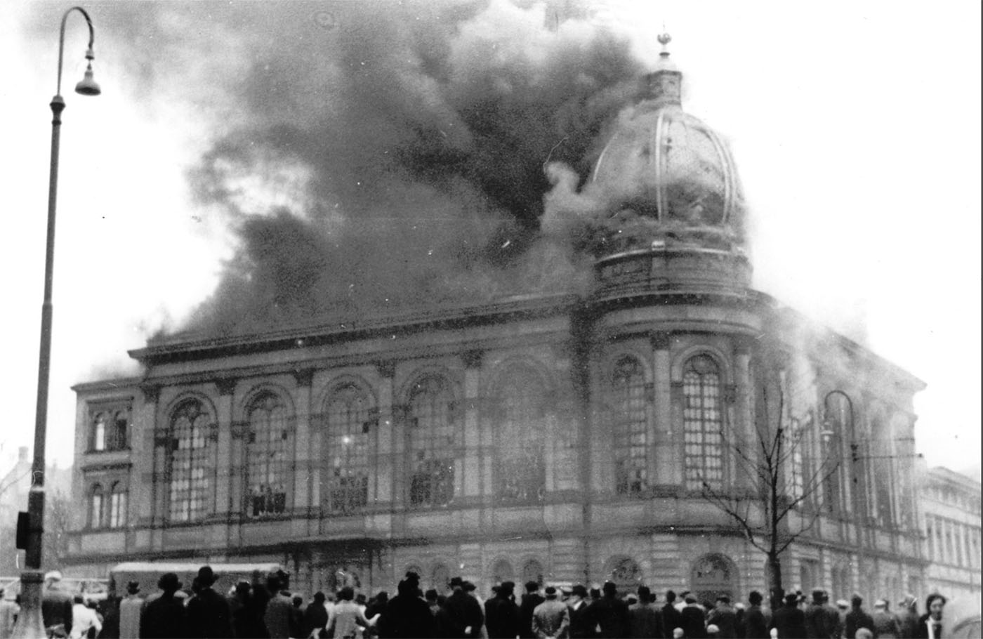 Novemberpogrome - Synagoge Fürth brennt mit Schaulustigen umherstehend im November 1938 - Quelle Jüdisches Museum